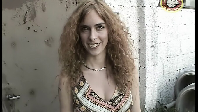 Adriana dalle grandi tette viene scopata in faccia da 7 ragazzi in un video porno vintage. Non perdere questo spettacolo!