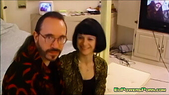 Ed Powers Og Nona Mejone'S Hotte Møde I Retro Stil