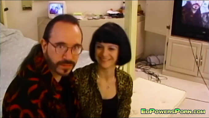 Ed Powers a Nona Mejone se v retro stylu sejdou.