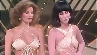 Milfs Selebriti Amerika Vintage Cher dan Raquel Welch Mengenakan Sepatu Hak Tinggi untuk "I'm a Woman"