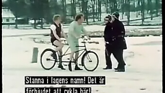 En Klassisk 1970-Talls Trekant I En Vintage Pornofilm