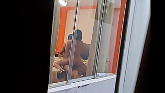 Osservo segretamente i miei coetanei durante i viaggi di lavoro dalla mia camera da letto