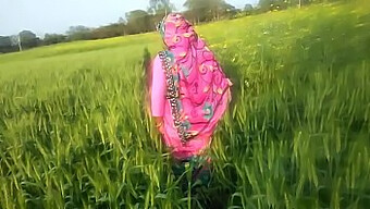 Sexe en plein air d'une fille indienne du village en hindi