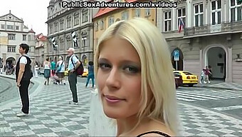 Rubia Desnuda Disfruta De Una Follada Profunda Al Aire Libre