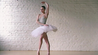 Ballando Con Grazia E Sensualità In Un Video Ispirato Al Balletto