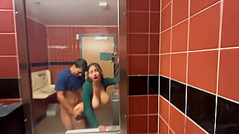 Hailey Rose Modtager En Dristig Offentlig Creampie På Whole Foods' Toilet.