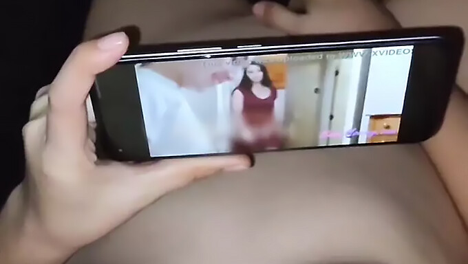 Une belle-soeur asiatique regarde son beau-frère baiser leur tante asiatique dans une vidéo maison