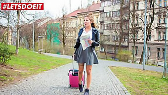 Sexy česká teenka Silvia Dellai si užívá velký penis s místním svalnatým Enniem Guardim