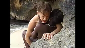 18+ Remaja Afrika Mendapat Cumshot Di Pantai