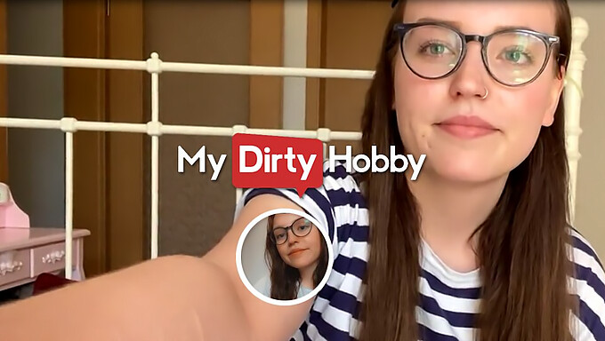 La bionda dalle grandi tette Leni Lizz si spoglia e si masturba davanti alla telecamera in MyDirtyHobby video