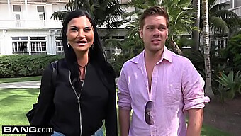 Jasmine Jae viser frem eiendelene sine på stranden med en gjennomboret klitoris og et sexleketøy