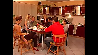 Una familía de modelos con tetazas y pollones