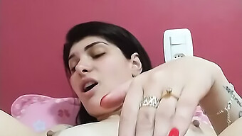 Morena Brasileña Disfruta De La Masturbación En Solitario Con Un Juguete Sexual