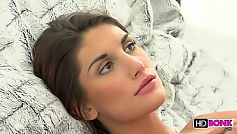 August Ames em uma cena hardcore com foco em seus seios grandes e aparência deslumbrante