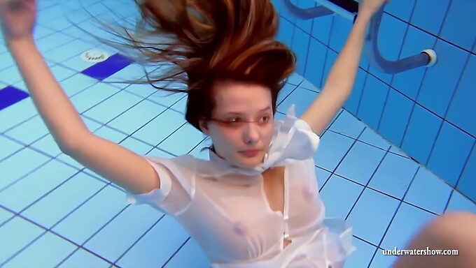 Zuzanna, o cehă mică, înoată goală într-o piscină