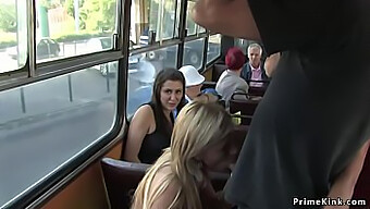 En blond ydmygelse og orgasme i en offentlig bus