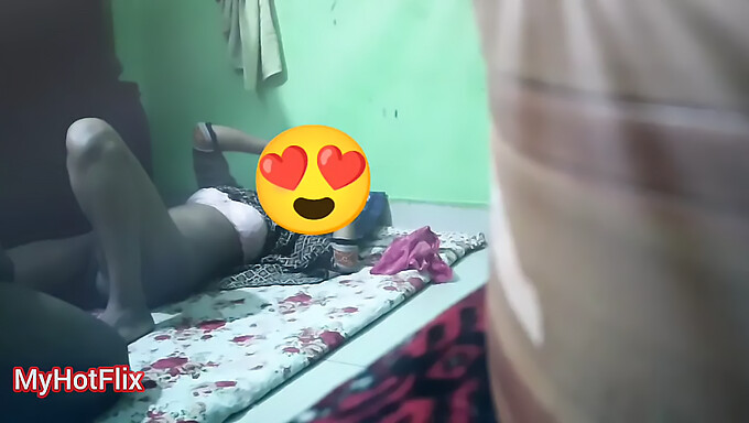 Les moments intimes d'une jeune bhabhi capturés au village: une vidéo de cam cachée