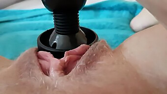 Le moment d'orgasme intense d'une MILF