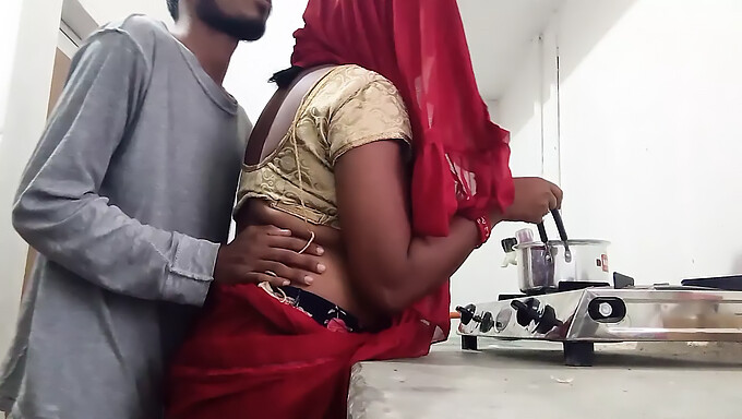 Adolescente bengali Desi tem sua buceta fodida na cozinha