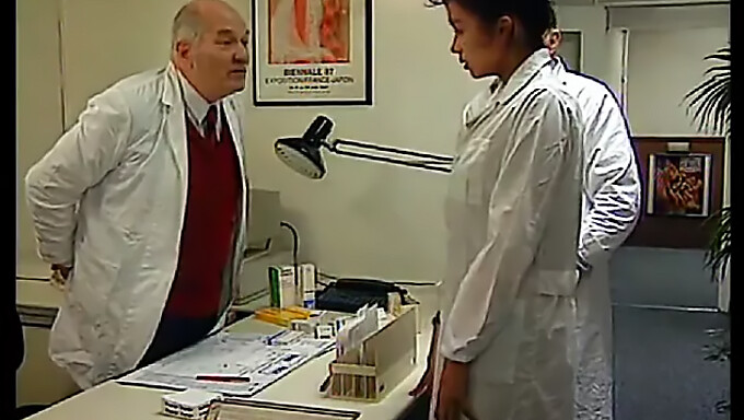 Doctora europea vintage con grandes tetas es follada duro