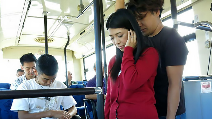 Une japonaise se fait baiser dans un bus public