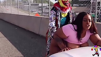 Amateur Clown Neukt In De Auto Op De Drukste Weg Van Atlanta